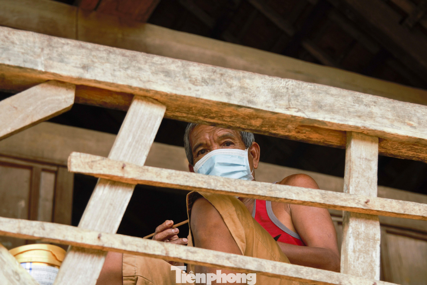 Tổ tuyên truyền lưu động cũng được ngành chức năng thành lập với phương châm đi từng ngõ, gõ từng nhà, tuyên truyền bằng nhiều thứ tiếng như tiếng Thái, Khơ Mú, tiếng phổ thông cho người dân hiểu và chấp hành.