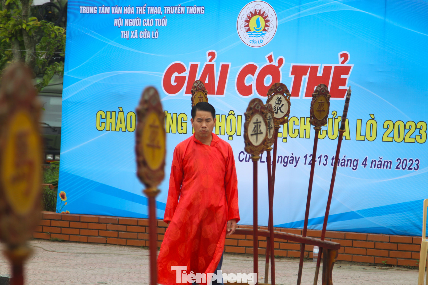 Cờ thẻ là nét văn hoá độc đáo, tôn vinh lên vẻ đẹp bản sắc dân tộc, được tổ chức thường niên nhằm phục vụ nhu cầu vui chơi, giải trí của người dân và du khách khi về với Cửa Lò. Đây là môn thể thao dân gian nên thu hút đông đảo kỳ thủ, vận động viên tham gia thi đấu, so tài cũng như người xem và cổ vũ.