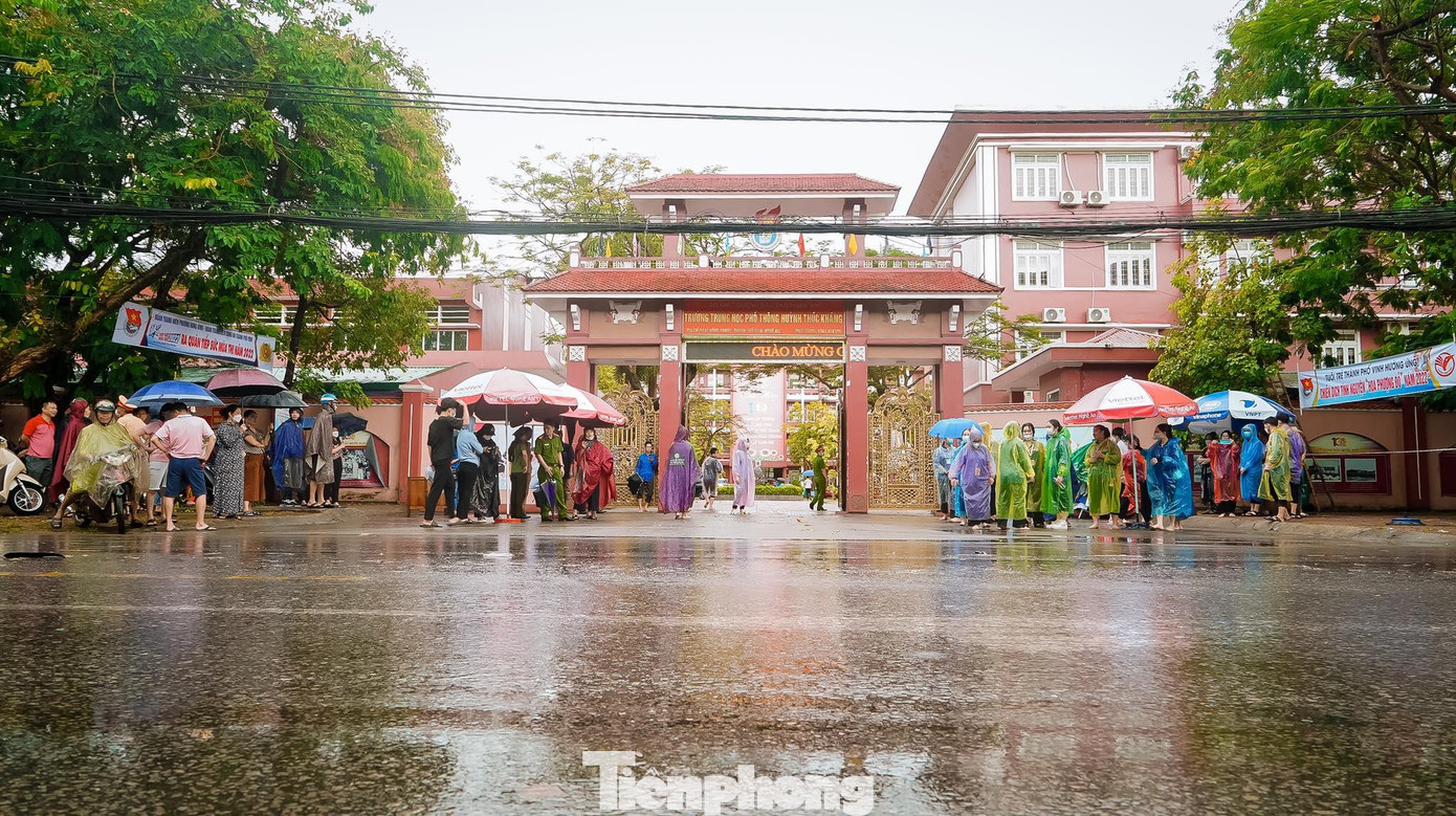 Tại Nghệ An, Kỳ thi tốt nghiệp THPT năm 2022 diễn ra trong thời tiết mát mẻ bởi những cơn mưa đã làm dịu cái nóng oi bức mùa hè. Toàn tỉnh này có hơn 36.000 thí sinh tham gia kỳ thi.