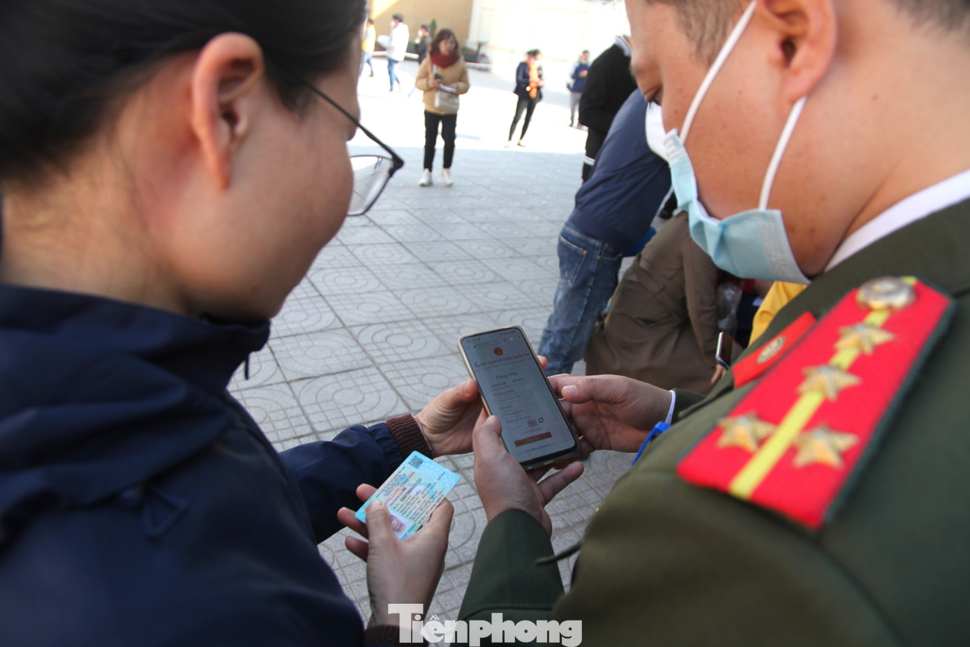 "Ngày 27/1 tức ngày mùng 6 Tết có 603 người dân làm hộ chiếu. Ngày 28/1 có 210 người. Đến ngày 30/1 có 1.026 người đến làm hộ chiếu và giấy thông hành. Riêng trong sáng 31/1, có khoảng hơn 500 trường hợp đến trụ sở để làm hộ chiếu, giấy thông hành", Thiếu tá Ngô Xuân Mạnh chia sẻ.