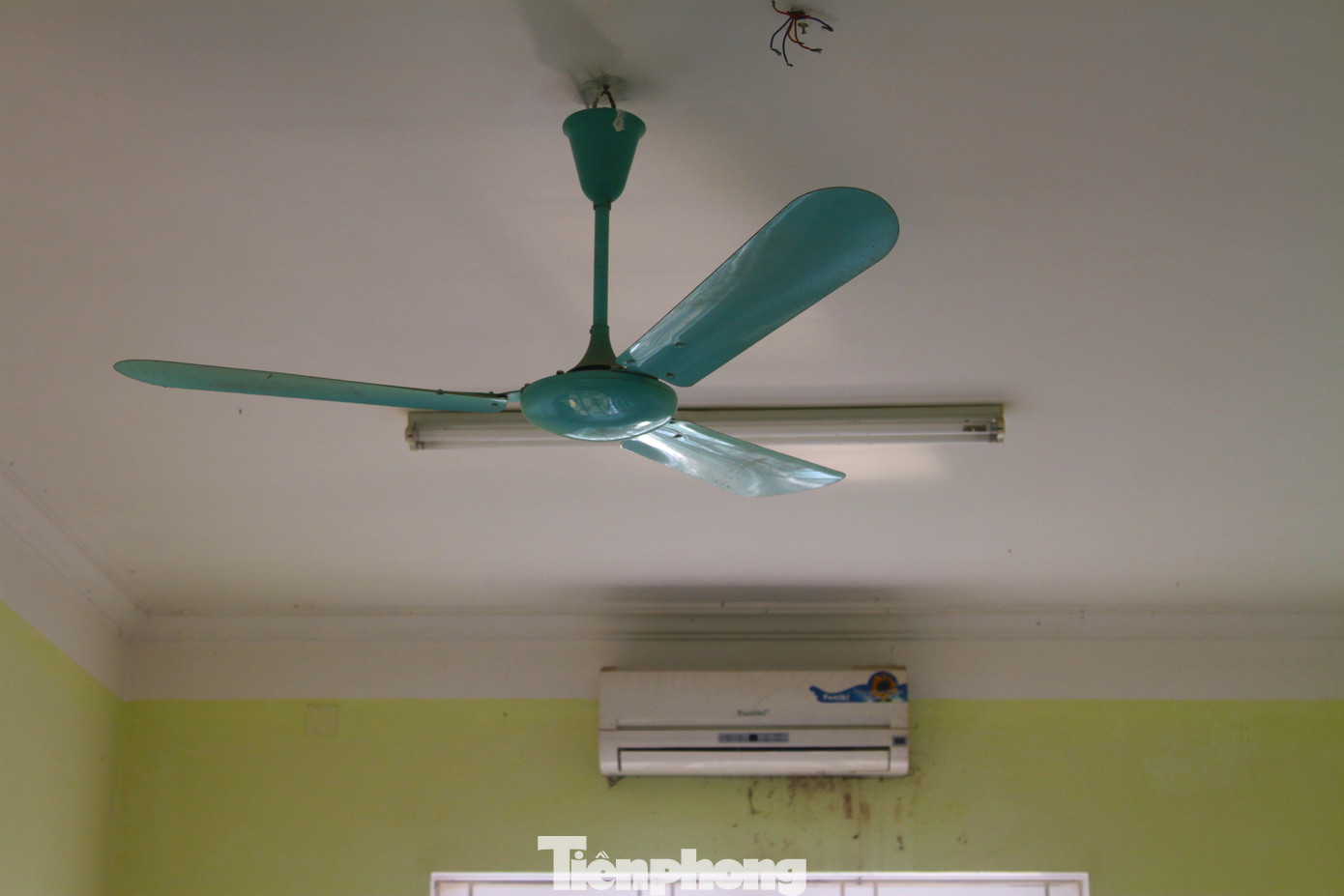 Những người bảo vệ này cho biết, bên trong chỉ còn ít tài sản như điều hòa, quạt, bàn ghế. Đa số họ canh gác chỉ để tránh việc người vô gia cư hoặc các đối tượng xấu vào phá làm bẩn trụ sở.