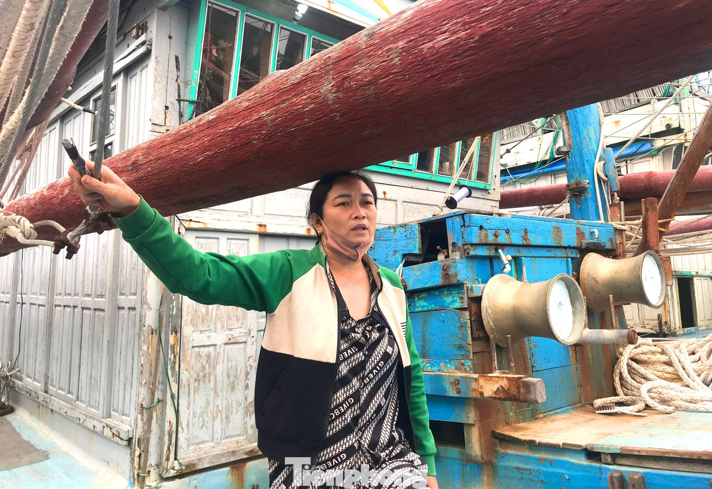 Bà Hồ Thị Tình (42 tuổi, trú tại xã Tiến Thủy) cho hay, gia đình bà cùng với nhiều anh em bạn thuyền chung vốn đóng con tàu công suất lớn, đồng thời mua sắm ngư cụ với tổng giá trị hơn 7 tỷ đồng. Từ đầu năm đến nay tàu không dám ra khơi vì thua lỗ quá nhiều, các thành viên họp nhau rồi quyết định bán rẻ con tàu này song mãi không có người mua. Bà Hồ Thị Tình (42 tuổi, trú tại xã Tiến Thủy) cho hay, gia đình bà cùng với nhiều anh em bạn thuyền chung vốn đóng con tàu công suất lớn, đồng thời mua sắm ngư cụ với tổng giá trị hơn 7 tỷ đồng. Từ đầu năm đến nay tàu không dám ra khơi vì thua lỗ quá nhiều, các thành viên họp nhau rồi quyết định bán rẻ con tàu này song mãi không có người mua.