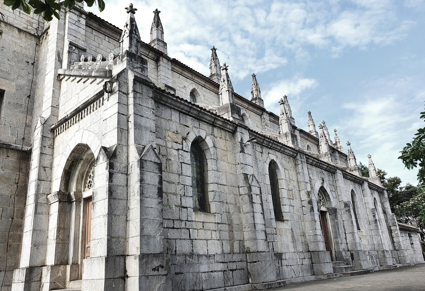 Nhà thờ có 24 tháp nhỏ, được làm bằng bằng đá cao 2,5m. Nhà thờ có 24 tháp nhỏ, được làm bằng bằng đá cao 2,5m.