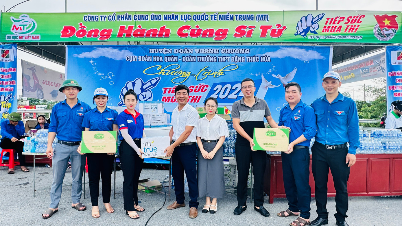 Tiếp sức mùa thi là hoạt động thường niên của các tình nguyện viên Cụm Đoàn Hoa Quân - Đoàn trường THPT Đặng Thúc Hứa