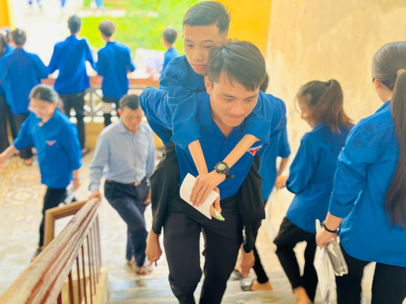 Phòng thi của em Bằng ở tận tầng 3 nên các tình nguyện viên cõng khá vất vả