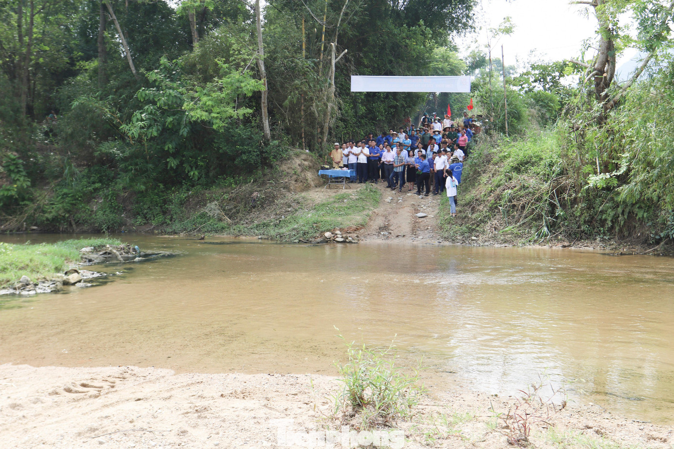 Bên bờ suối, lễ cúng động thổ khởi công công trình “Cầu nối yêu thương - Cùng em tới trường” theo tập tục địa phương. Sẽ không còn những lo sợ khi mùa mưa lũ, không còn hoang mang bị nước cô lập, người dân bản Ỏn mong đợi sự tốt lành khi cây cầu hiện hữu.