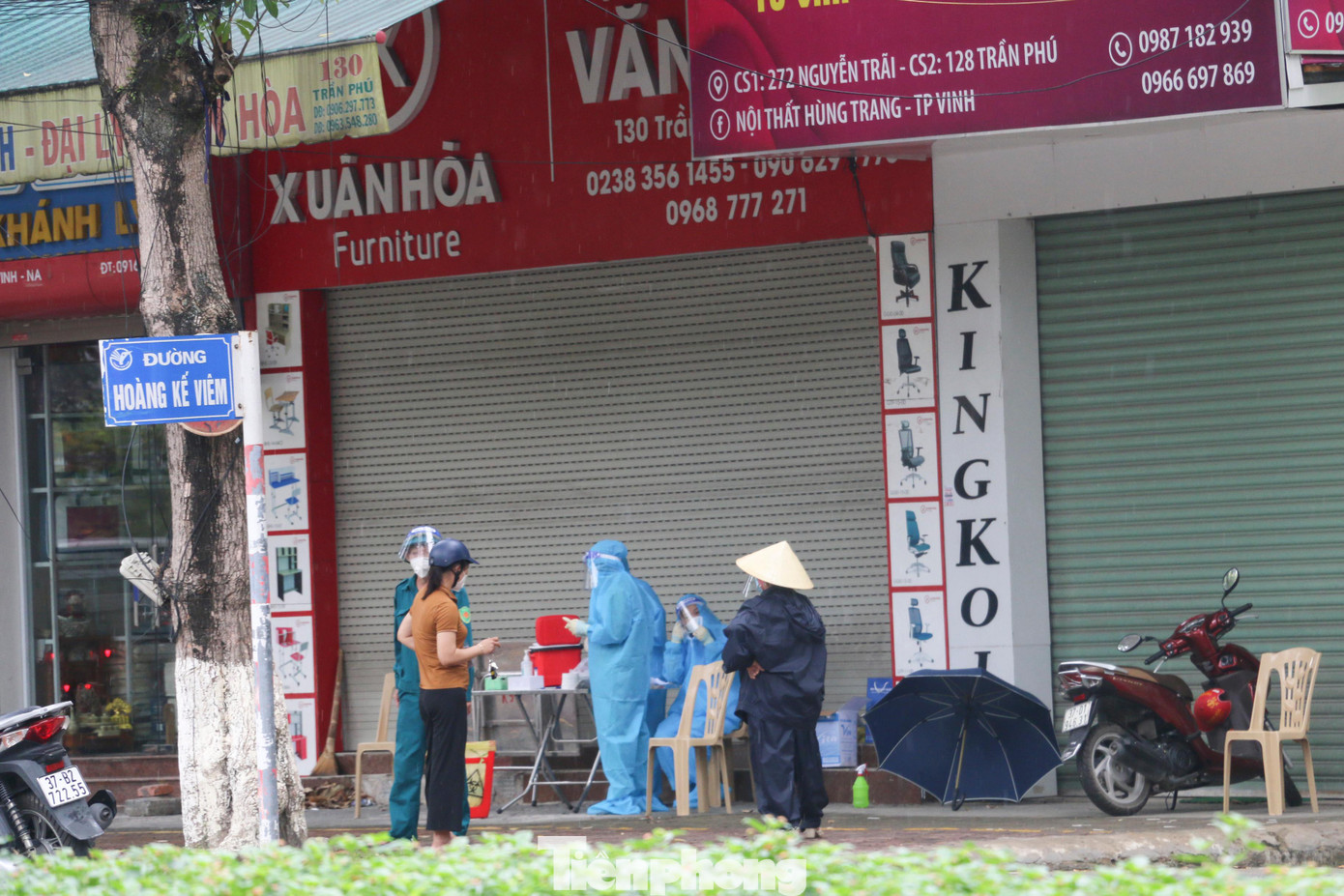 Nhân viên y tế đáp ứng nhu cầu lấy mẫu xét nghiệm tại nhà, khu phố cho người dân.