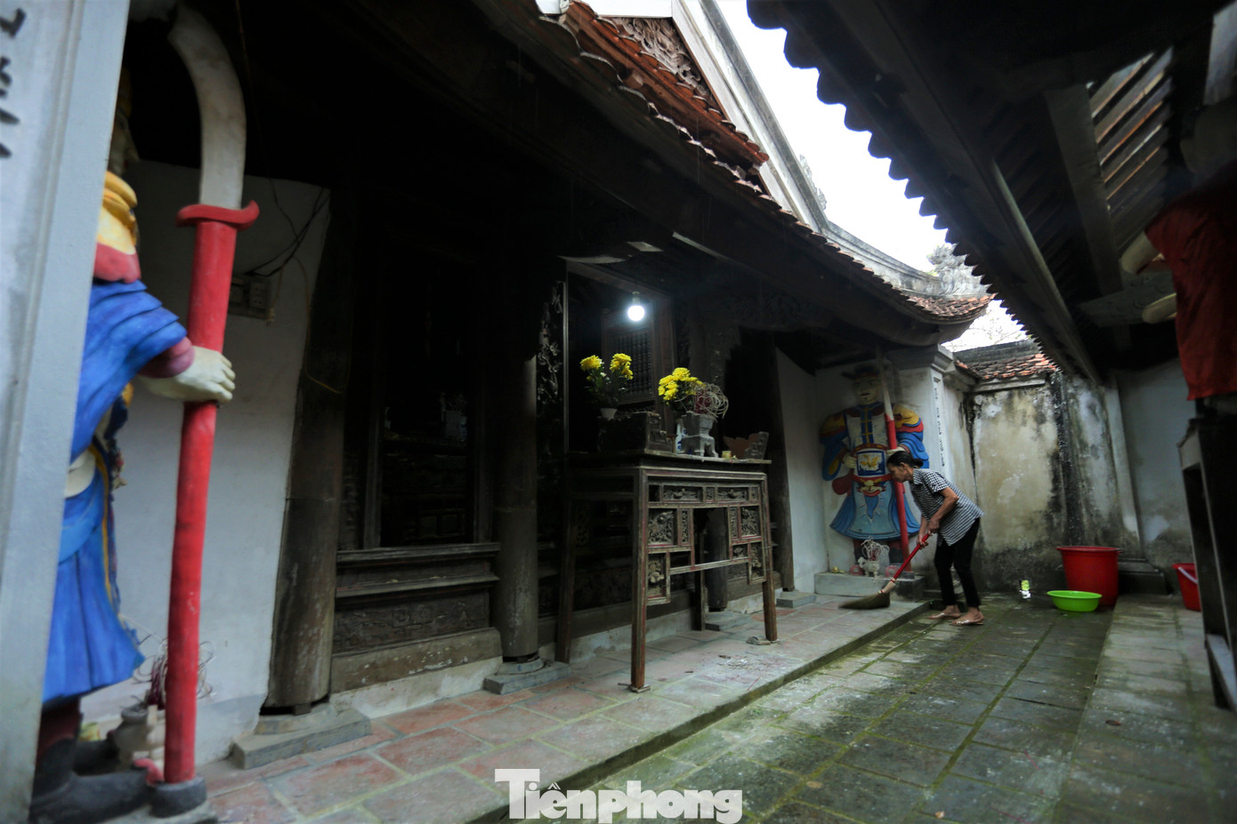 Nhà Thượng điện bố trí kiến trúc theo chiều dọc, chiều cao thấp hơn Trung điện và Hạ điện. Kết cấu bên ngoài hai bên đều đỡ lấy phần mái. Xung quanh nhà thưng ván và bố trí cửa ra vào hai bên, chính giữa cũng có cửa nhưng không dùng cho ra vào.