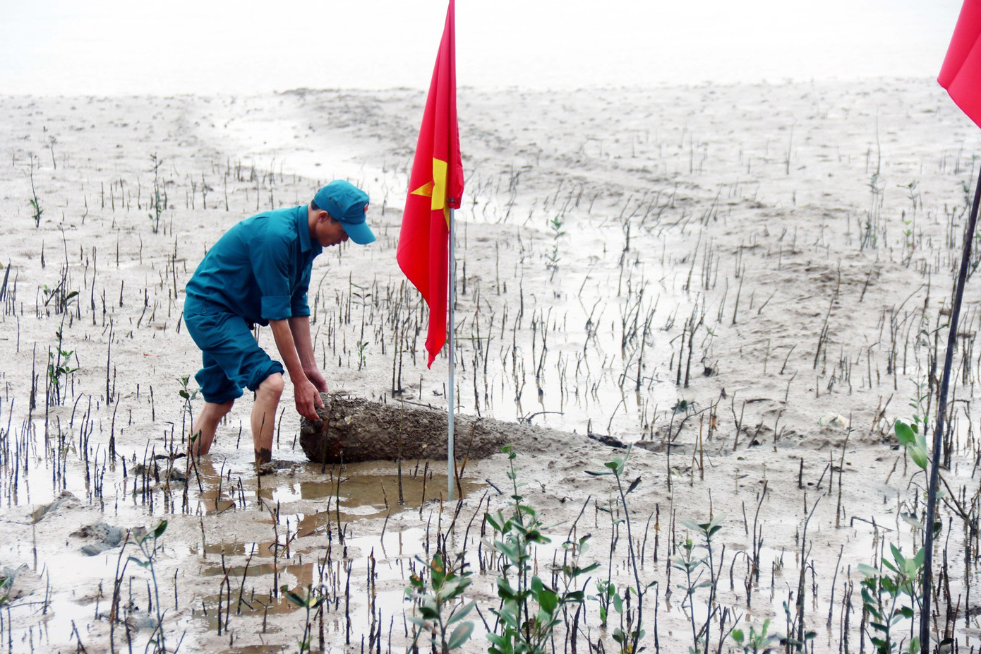 Quả bom khủng còn nguyên ngòi nổ trên sông. Quả bom khủng còn nguyên ngòi nổ trên sông.