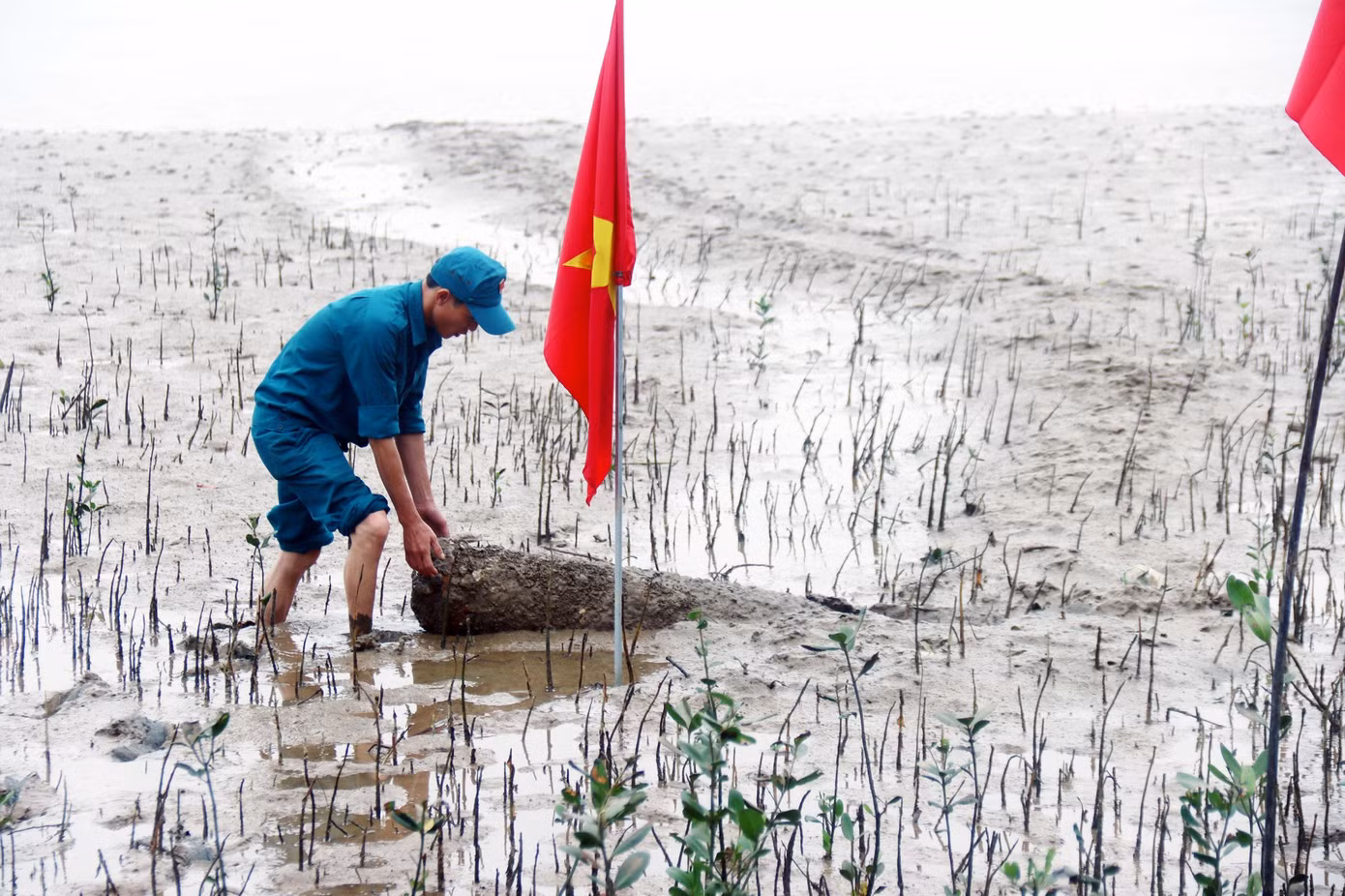 Quả bom khủng còn nguyên ngòi nổ trên sông.