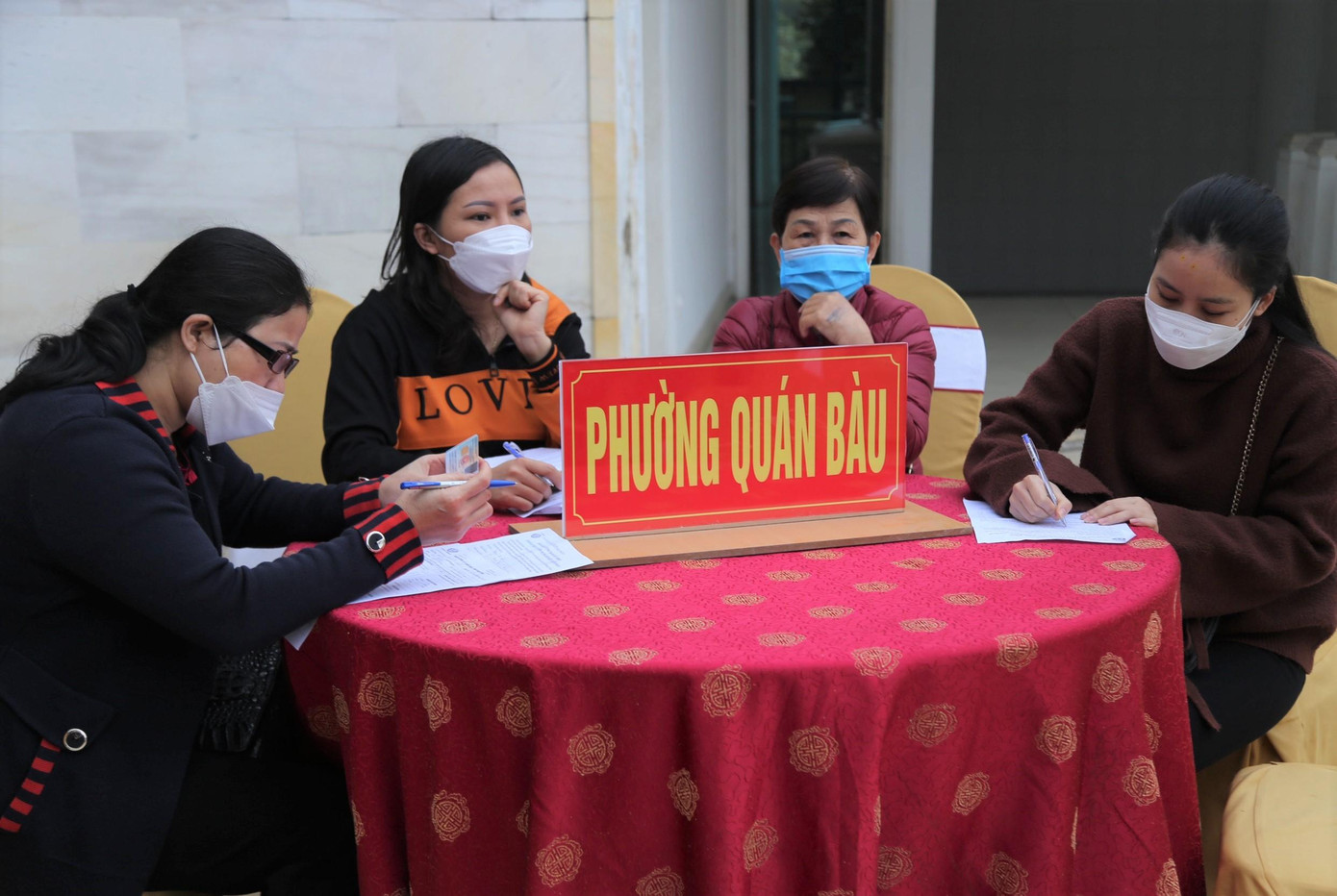 Những người lớn tuổi ở các phường, xã trên địa bàn thành phố Vinh đăng ký hiến máu tình nguyện.