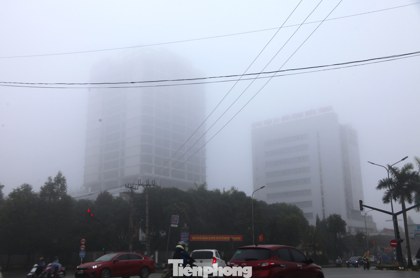 Nhiều tòa nhà cao tầng ở thành phố Vinh bị sương mù "nuốt chửng".