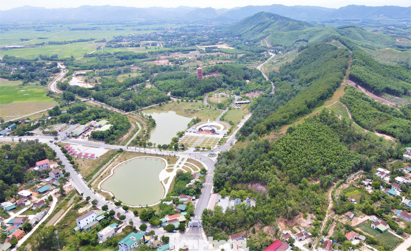 Ngã ba Đồng Lộc thuộc thị trấn Đồng Lộc (huyện Can Lộc, Hà Tĩnh), nằm trên đường Hồ Chí Minh, là giao điểm của quốc lộ 15A và tỉnh lộ 2. Trong những năm chiến tranh, nơi đây là mạch máu giao thông để hậu phương chi viện sức người, sức của cho miền Nam.