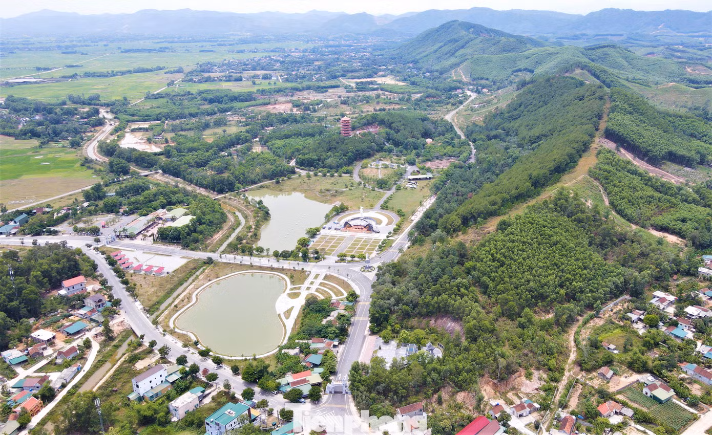 Ngã ba Đồng Lộc thuộc thị trấn Đồng Lộc (huyện Can Lộc, Hà Tĩnh), nằm trên đường Hồ Chí Minh, là giao điểm của quốc lộ 15A và tỉnh lộ 2. Trong những năm chiến tranh, nơi đây là mạch máu giao thông để hậu phương chi viện sức người, sức của cho miền Nam.