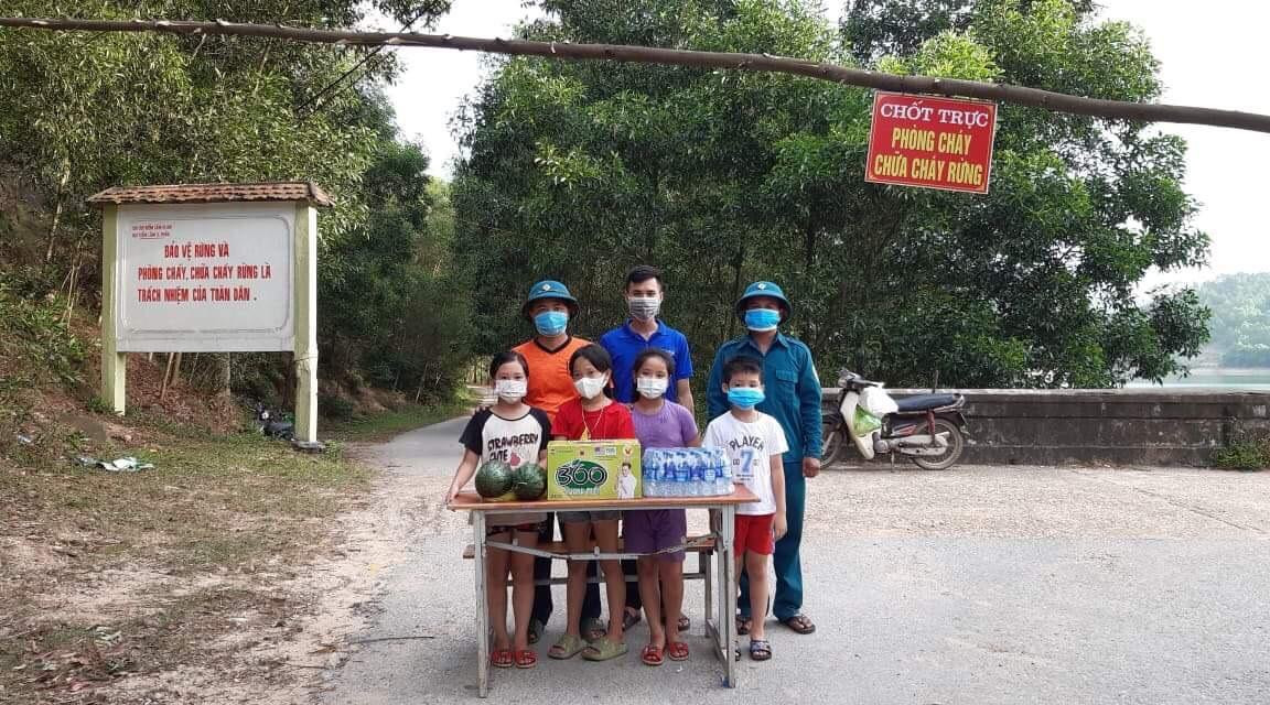 Các em học sinh tặng quà cho các lực lượng tại điểm chốt phòng chống dịch.