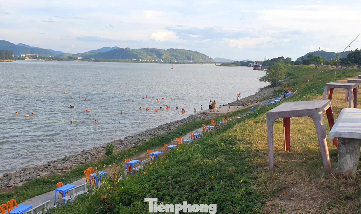 Phía trên bờ sông Lam, nhiều quán nước giải khát cũng mọc lên để phục vụ người dân ra chơi, hóng gió. Những quán nước này thường hoạt động từ 15h chiều tới khuya.