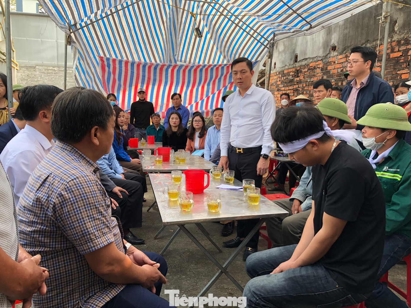 Ngày 6/3, đoàn công tác Ủy ban ATGT Quốc gia đến thăm hỏi, động viên gia đình nạn nhân. Ngày 6/3, đoàn công tác Ủy ban ATGT Quốc gia đến thăm hỏi, động viên gia đình nạn nhân.