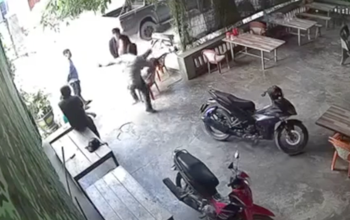 Chủ nhà bị 2 người đàn ông đá liên tiếp vào đầu Chủ nhà bị 2 người đàn ông đá liên tiếp vào đầu