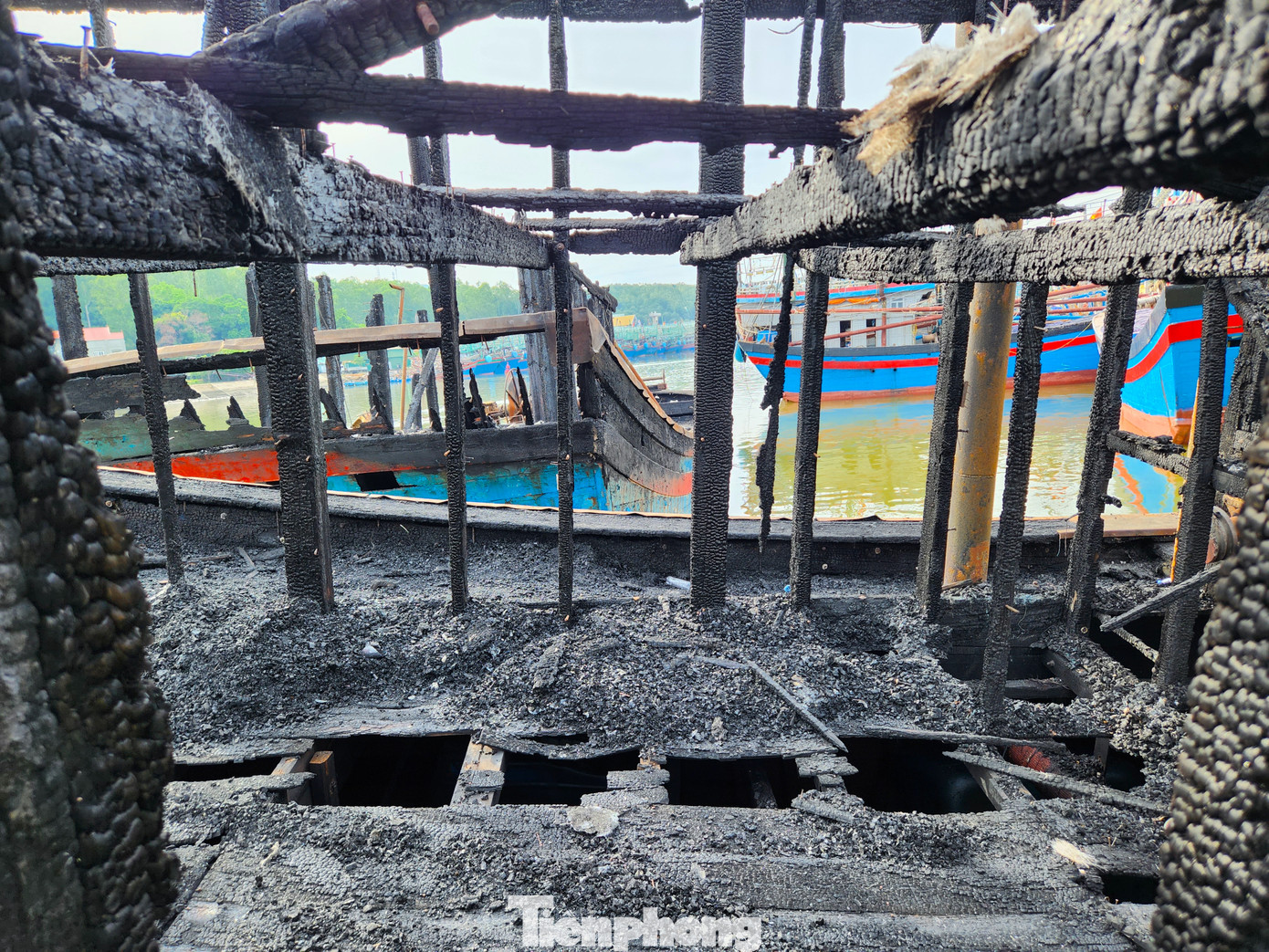 Ngư dân ở cảng Lạch Quèn bức xúc, nếu hệ thống chữa cháy sớm hoạt động được thì vụ cháy vừa qua không để lại thiệt hại lớn như vậy. Ngư dân ở cảng Lạch Quèn bức xúc, nếu hệ thống chữa cháy sớm hoạt động được thì vụ cháy vừa qua không để lại thiệt hại lớn như vậy.