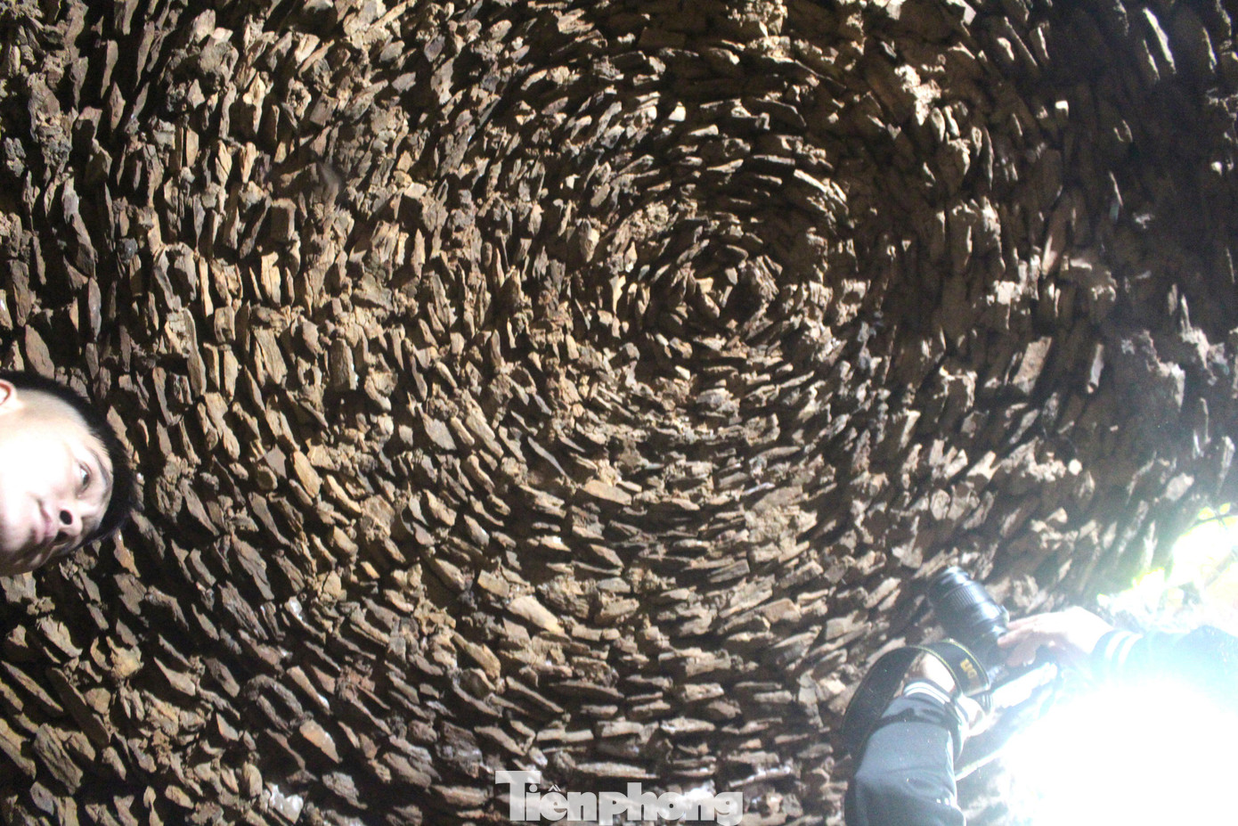 Căn hầm nằm ngay bên bờ suối, cây cối rất rậm rạp. “Lúc phát hiện cửa hang, chúng tôi không ai dám vào, nhưng sau khi lấy hết can đảm, tôi và anh em làm liều để bước vào trong. Cả căn hầm tối mịt chỉ có đàn dơi trú ngụ bay tung tóe”, ông Thế kể.