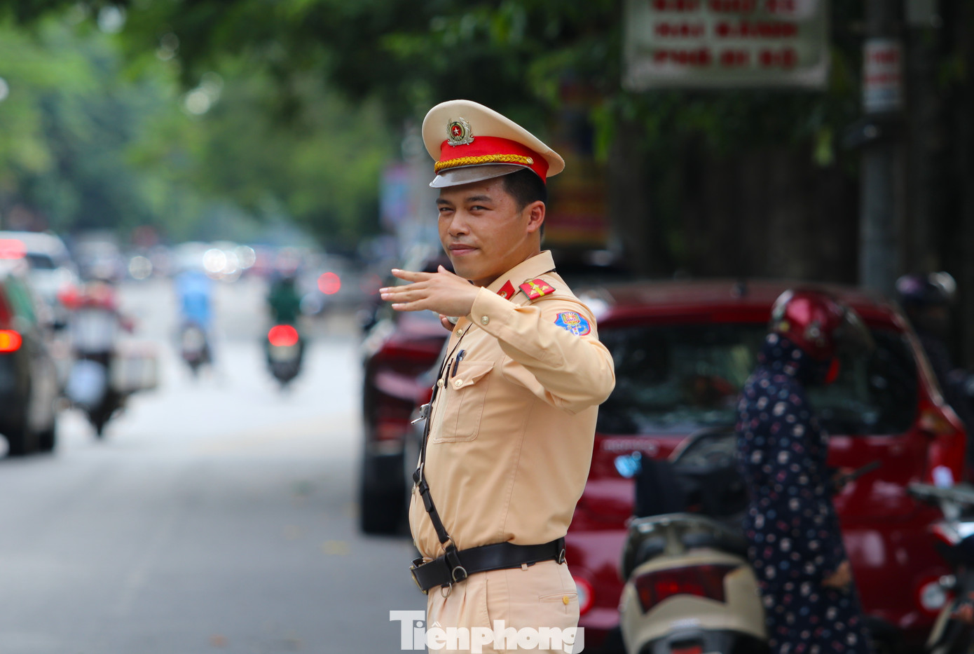 Để đảm bảo an toàn giao thông, an ninh trật tự trước cổng trường, Đội CSGT-TT Công an TP. Vinh (Nghệ An) đã huy động toàn bộ lực lượng có mặt tại các điểm thi để phân làn, phân luồng giao thông và hỗ trợ thí sinh vào trường an toàn. Để đảm bảo an toàn giao thông, an ninh trật tự trước cổng trường, Đội CSGT-TT Công an TP. Vinh (Nghệ An) đã huy động toàn bộ lực lượng có mặt tại các điểm thi để phân làn, phân luồng giao thông và hỗ trợ thí sinh vào trường an toàn.