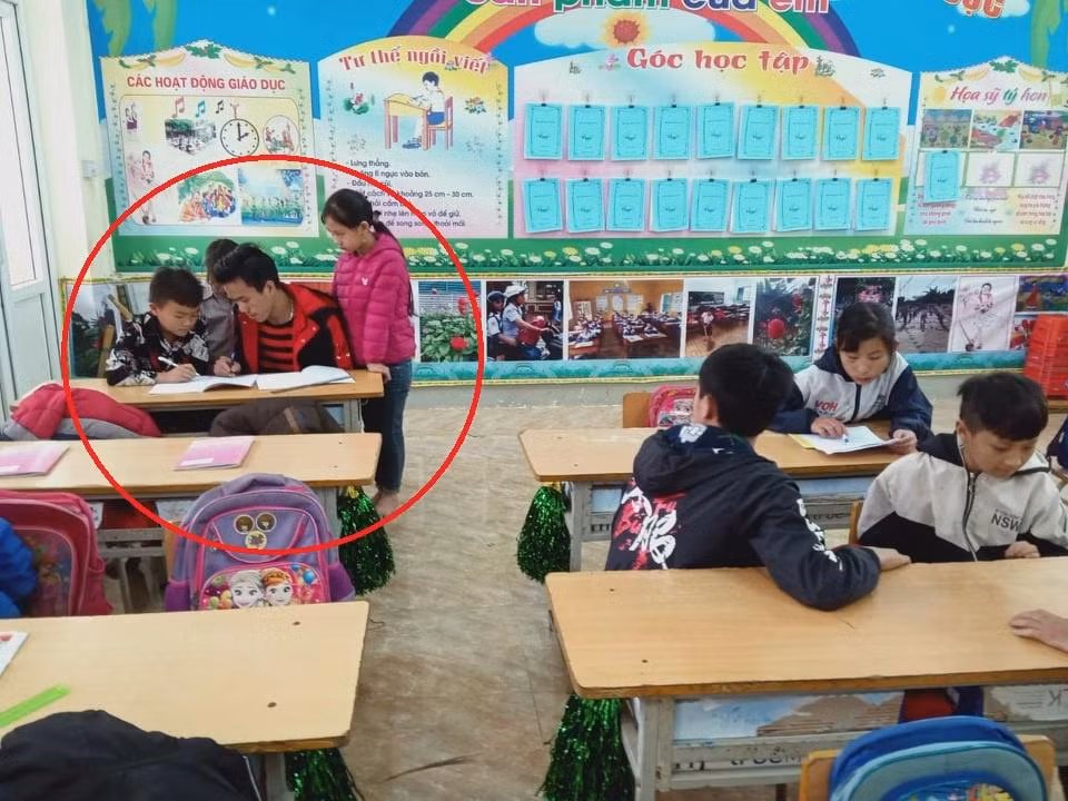 Em Mùa Bá Tểnh cùng bạn ôn bài trên lớp. Em Mùa Bá Tểnh cùng bạn ôn bài trên lớp.