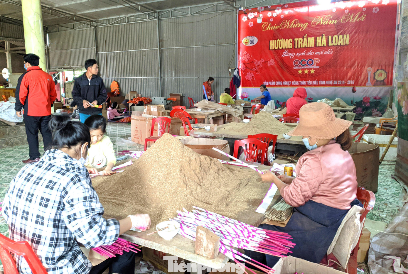 Hương trầm Tết Nguyên đán được làm vào thời điểm 3 tháng cuối năm, bởi nếu quấn sớm cây hương sẽ bị ẩm mốc, đốt không cháy hoặc mất mùi hương.
