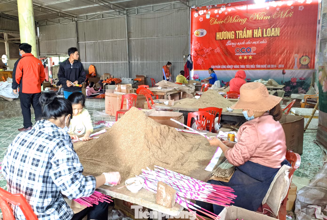 Hương trầm Tết Nguyên đán được làm vào thời điểm 3 tháng cuối năm, bởi nếu quấn sớm cây hương sẽ bị ẩm mốc, đốt không cháy hoặc mất mùi hương. Hương trầm Tết Nguyên đán được làm vào thời điểm 3 tháng cuối năm, bởi nếu quấn sớm cây hương sẽ bị ẩm mốc, đốt không cháy hoặc mất mùi hương.