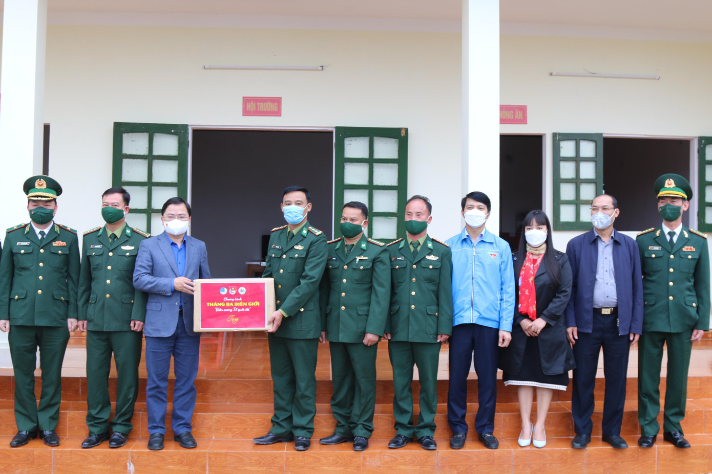 Chiều cùng ngày, đoàn công tác T.Ư Đoàn, Bộ tư lệnh BĐBP thăm, tặng quà động viên Tổ công tác Huồi Pốc - Đồn Biên phòng Cửa khẩu Quốc tế Nậm Cắn.