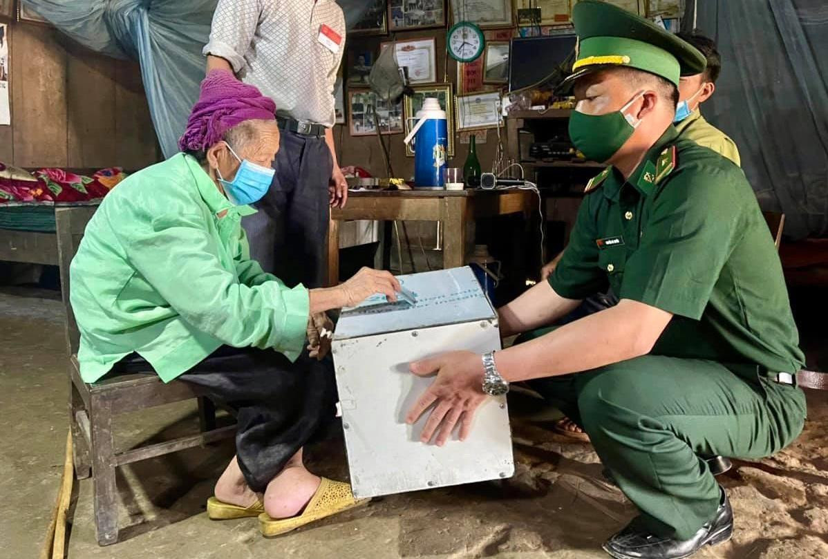 Cán bộ Đồn biên phòng Na Loi (Bộ Chỉ huy Bộ đội Biên phòng Nghệ An) cùng tổ thành viên đến nhà người dân cao tuổi để họ bỏ phiếu. Những người phụ nữ địu con sau lưng tới địa điểm bỏ phiếu. Món quà mà cử tri tặng cho tổ thành viên mang thùng phiếu đến tận nhà, tận bản là những quả mận trong vườn. Không khí rộn ràng ngày hội non sông, thắm tình đoàn kết tại miền biên giới Nghệ An.