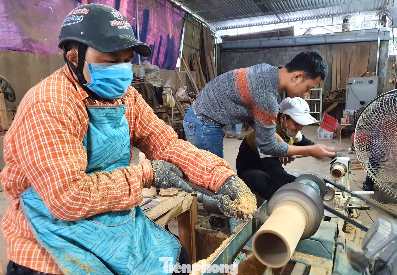Không chỉ ấn tượng bởi những sản phẩm độc đáo từ tre, nhiều người còn ngỡ ngàng khi thấy nhiều công nhân trong xưởng chế tác của anh Tiến đang miệt mài làm việc là người dân tộc Đan Lai. Trong đó, có 3 người bị khuyết tật, 1 người bị thiểu năng trí tuệ.
