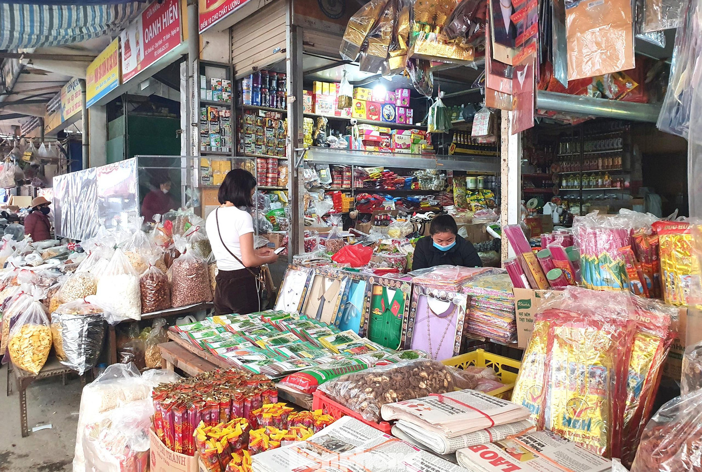 Theo các tiểu thương, hàng Tết có bao bì, mẫu thiết kế riêng nên chỉ bán được trong vòng 1 tháng, để qua tháng Giêng là đã lỗi, đã không còn được lựa chọn. Do đó, phần lớn họ không dám ôm nhiều hàng trong thời điểm chợ ế ẩm như hiện nay.