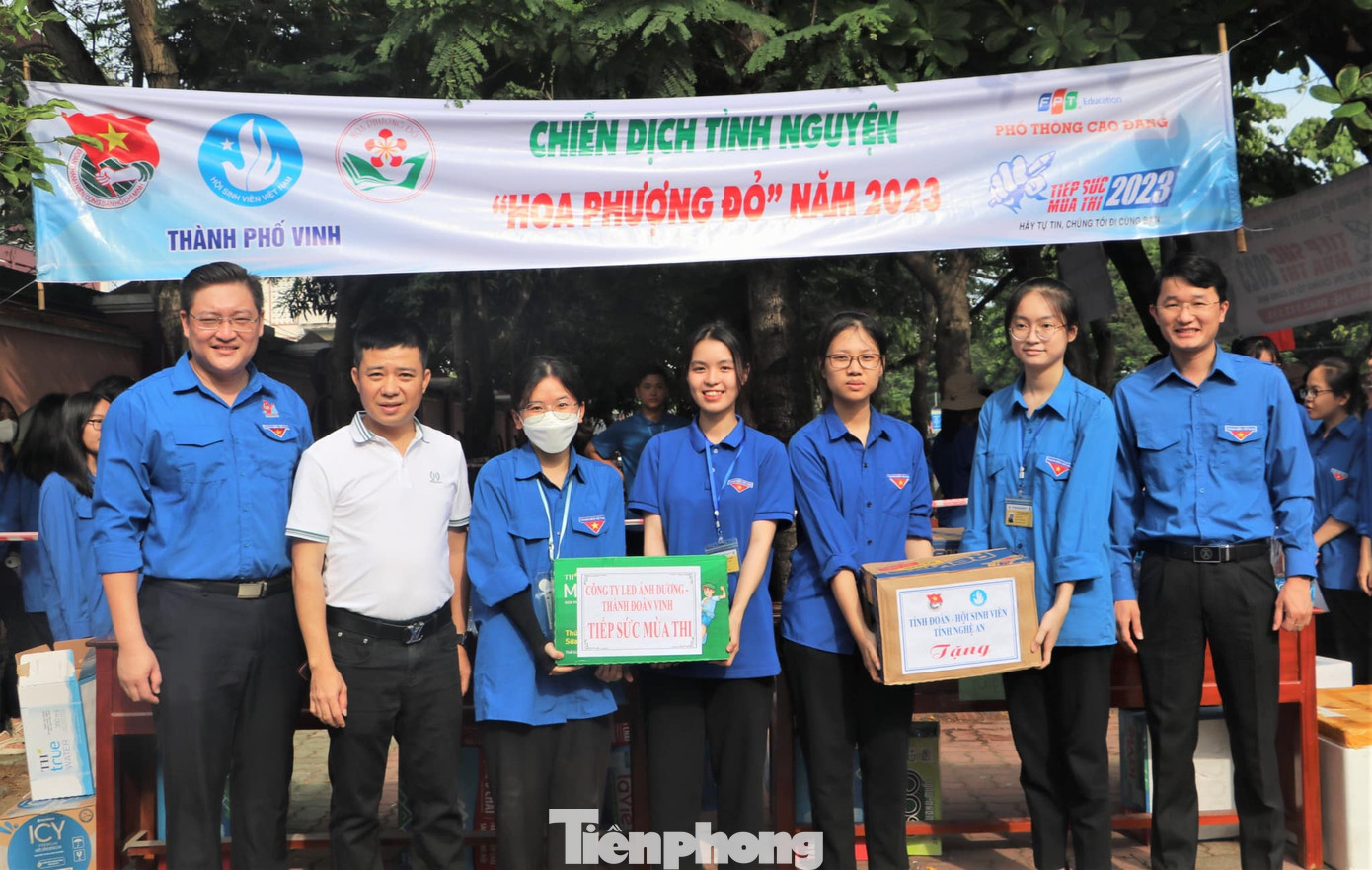 Cụ thể, trước khi kỳ thi diễn ra, các cơ sở đoàn trên địa bàn toàn tỉnh đã chủ động rà soát, xây dựng phương án hỗ trợ đối với các học sinh có hoàn cảnh khó khăn thuộc khu vực vùng sâu, vùng xa, biên giới, đối tượng học sinh mồ côi cha mẹ, khuyết tật, học sinh nghèo vượt khó, hộ nghèo, hộ cận nghèo… để xây dựng phương án hỗ trợ phù hợp. Đồng thời, tìm kiếm nguồn lực hỗ trợ cho chương trình; tìm kiếm học bổng cho các thí sinh có hoàn cảnh khó khăn; phối hợp tổ chức chương trình “Nghị lực mùa thi” và hỗ trợ dụng cụ học tập cho thí sinh. Trong ảnh các công ty, doanh nghiệp trên địa bàn Nghệ An trao tặng quà tiếp sức mùa thi.