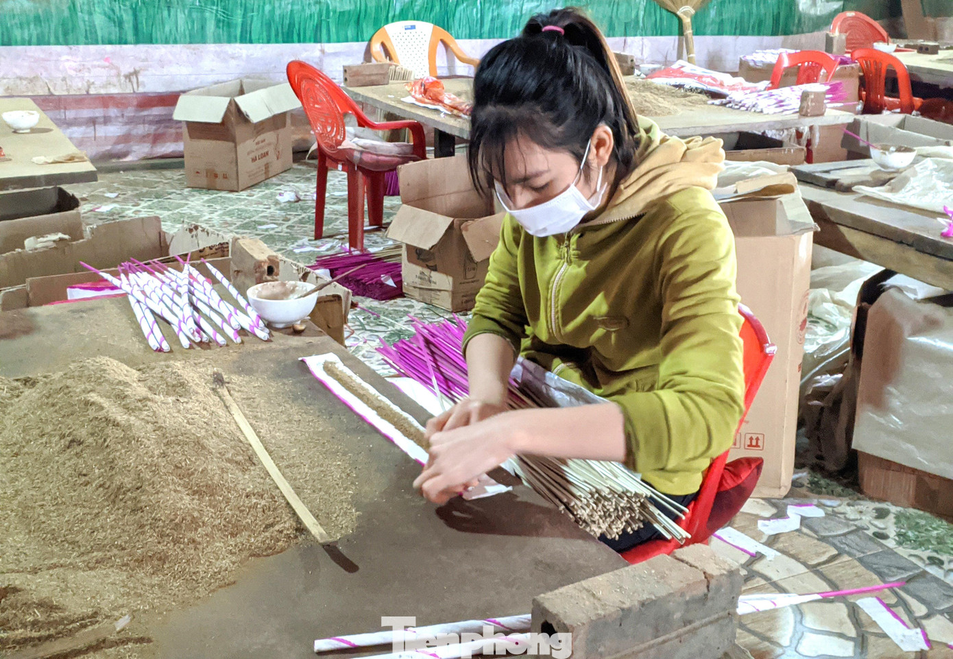 Việc cuốn trầm hương không cần quá nhiều sức, vì vậy mọi lứa tuổi đều có thể làm. Thế nhưng, nếu cuốn lỏng quá thì bột sẽ rơi, còn cuốn chặt quả thì giấy sẽ hỏng, sản phẩm đưa ra thị trường sẽ không đồng đều, dễ bị lỗi nên đòi hỏi sự khéo léo và nhanh.