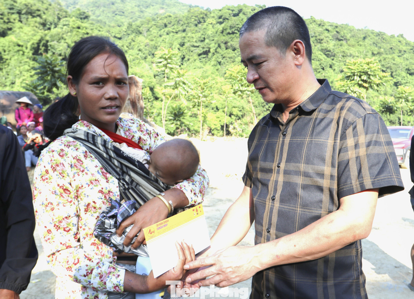 Ngôi nhà của gia đình chị Vi Thị Sen (SN 1988, bản Hòa Sơn, xã Tà Cạ) bị lũ quét cuốn trôi. Cuộc sống gia đình dựa vào nương rẫy, nay mất nhà phải ở nhờ nhà họ hàng. Sự giúp đỡ của các nhà hảo tâm, Tập đoàn Cienco 4, báo Tiền Phong sẽ phần nào giúp chị Sen gượng dậy từ mất mát.