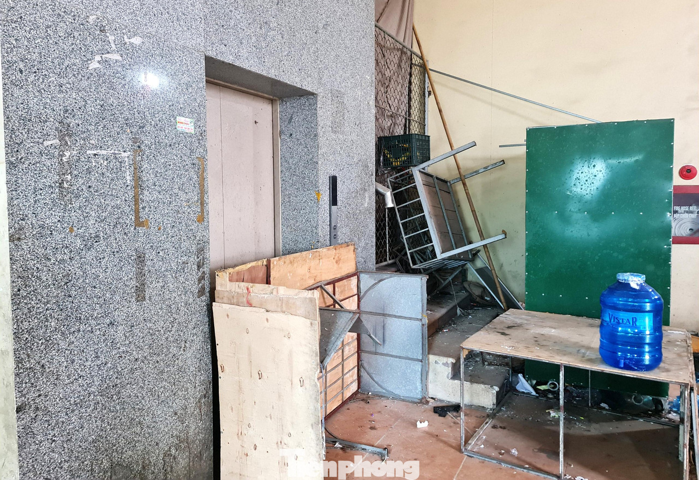 Ông Nguyễn Hữu Đắc - Trưởng Ban quản lý chợ Vinh cho biết, tầng 3 chợ Vinh bỏ trống, không hoạt động nên đã xuống cấp. “Do không có ai thuê, nên tầng 3 rất lãng phí và đặc biệt là tình trạng mất vệ sinh khó kiểm soát, hằng tháng chúng tôi cũng chỉ xử lý một vài lần”, ông Đắc nói. Ông Nguyễn Hữu Đắc - Trưởng Ban quản lý chợ Vinh cho biết, tầng 3 chợ Vinh bỏ trống, không hoạt động nên đã xuống cấp. “Do không có ai thuê, nên tầng 3 rất lãng phí và đặc biệt là tình trạng mất vệ sinh khó kiểm soát, hằng tháng chúng tôi cũng chỉ xử lý một vài lần”, ông Đắc nói.