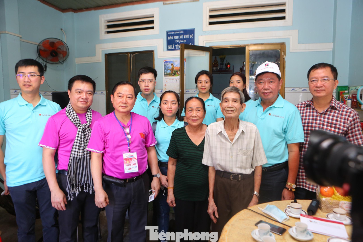 Đoàn trao quà và chụp hình lưu niệm với vợ chồng ông Nguyễn Xuân Viên.
