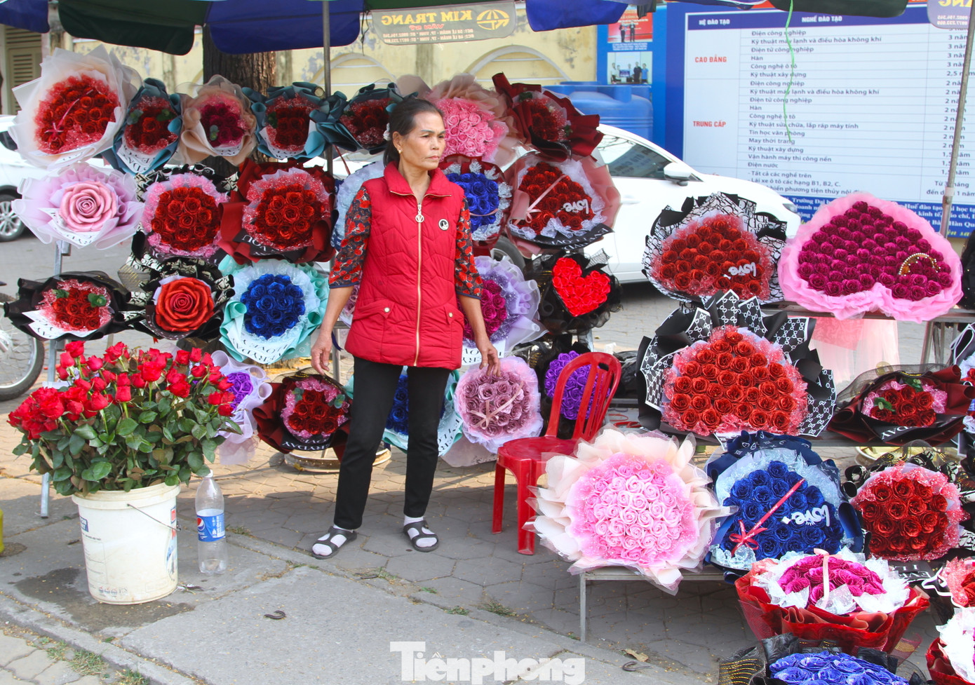 Bà Hồ Thị Minh (60 tuổi, quê huyện Đô Lương, Nghệ An) cho biết, bà đã có 10 năm bán hoa. Cứ mỗi lần đến dịp các ngày lễ 8/3, 14/2, 20/10, bà Minh lại bày sạp ra vỉa hè trước Cổng trường Cao đẳng Việt Đức để bán.