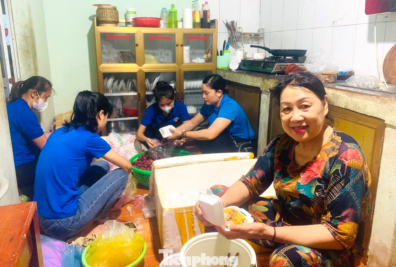 Trước đó vào sáng cùng ngày, 30 đoàn viên huyện Con Cuông đã nấu 150 suất xôi sáng để phát cho thí sinh và người nhà thí sinh đi thi.