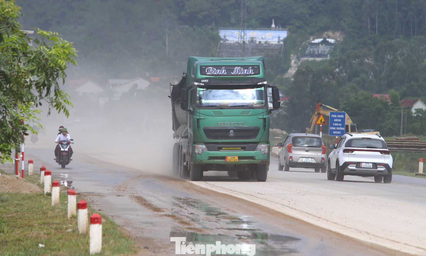 Theo ghi nhận của PV, đoạn quốc lộ 46B qua xã Hưng Tây (Hưng Nguyên, Nghệ An) có nhiều mỏ nguyên vật liệu nên xe tải, xe ben chạy qua hàng ngày. Do thùng xe che chắn không kỹ, rửa không sạch nên bùn đất từ trên xe rơi vãi xuống đường đã khiến nơi đây luôn bị phủ một lớp bụi, bùn đất dày đặc.