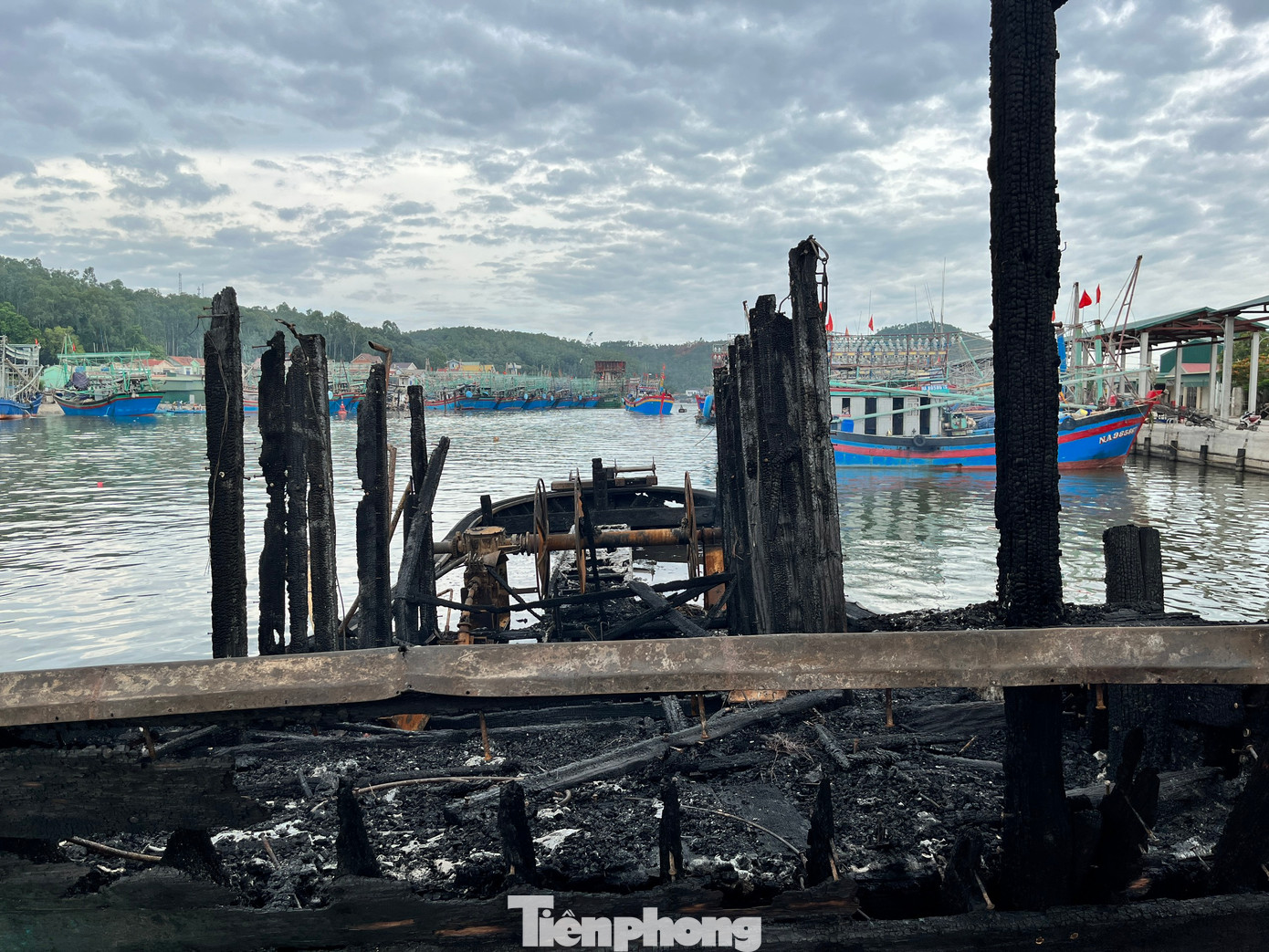 Ông Trần Văn Trung - Chủ tịch UBND xã Quỳnh Thuận (Quỳnh Lưu, Nghệ An) cho biết ngày 29/7 cơ quan chức năng đang tiếp tục làm việc để xác định nguyên nhân vụ cháy, xác định thiệt hại từ vụ tàu cháy gây ra. "5 chủ tàu khai thiệt hại tổng cộng hơn 20 tỷ đồng. Giá trị đầu tư ban đầu của 5 tàu cá này là hơn 40 tỷ đồng. Hiện các cơ quan chức năng đang giám định lại thiệt hại", ông Trung nói.