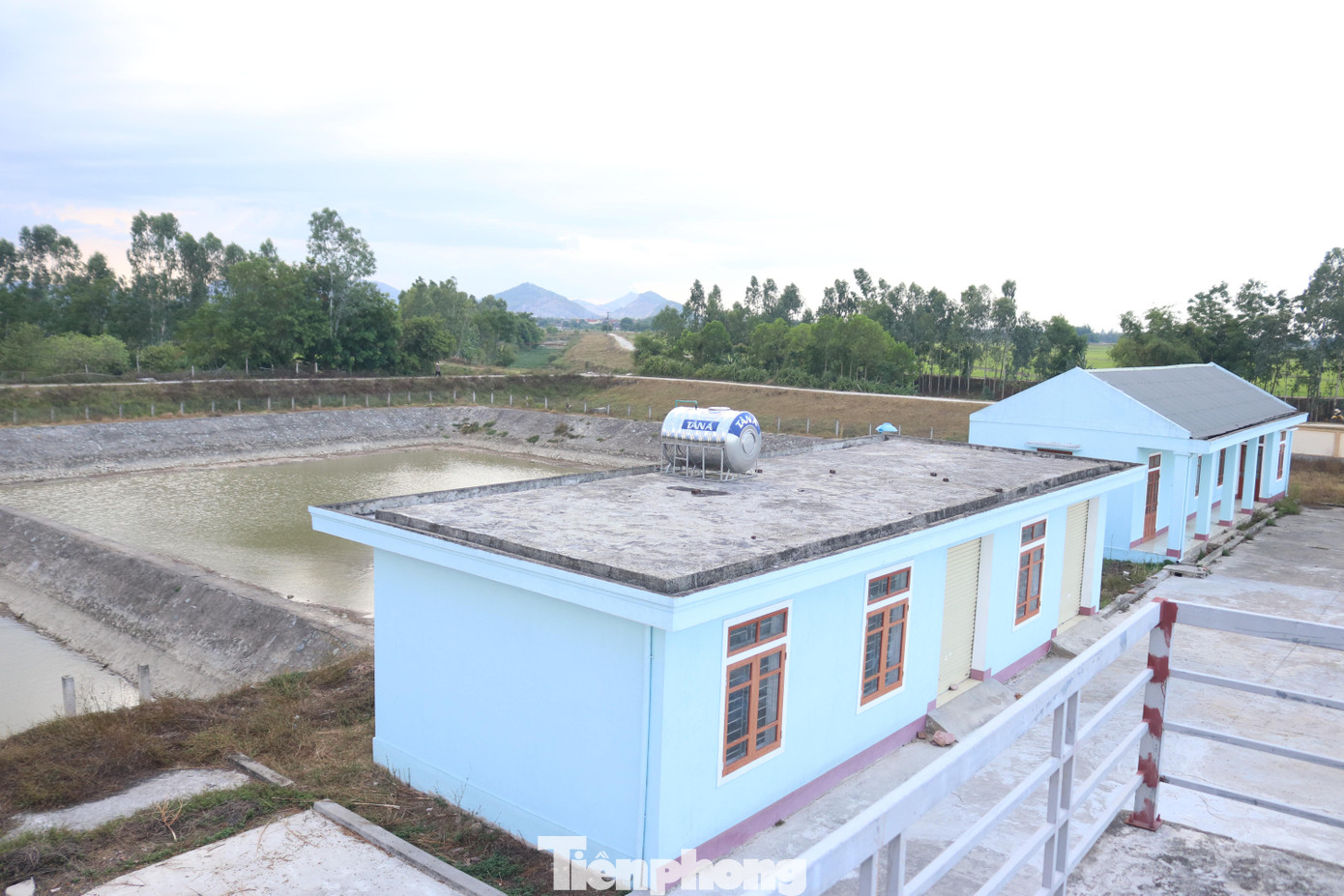 Nhà máy có công suất thiết kế 1.000 m3/ngày đêm, với nhiều hạng mục như: nhà điều hành, mạng lưới đường ống cấp nước, khu xử lý, hệ thống điện…