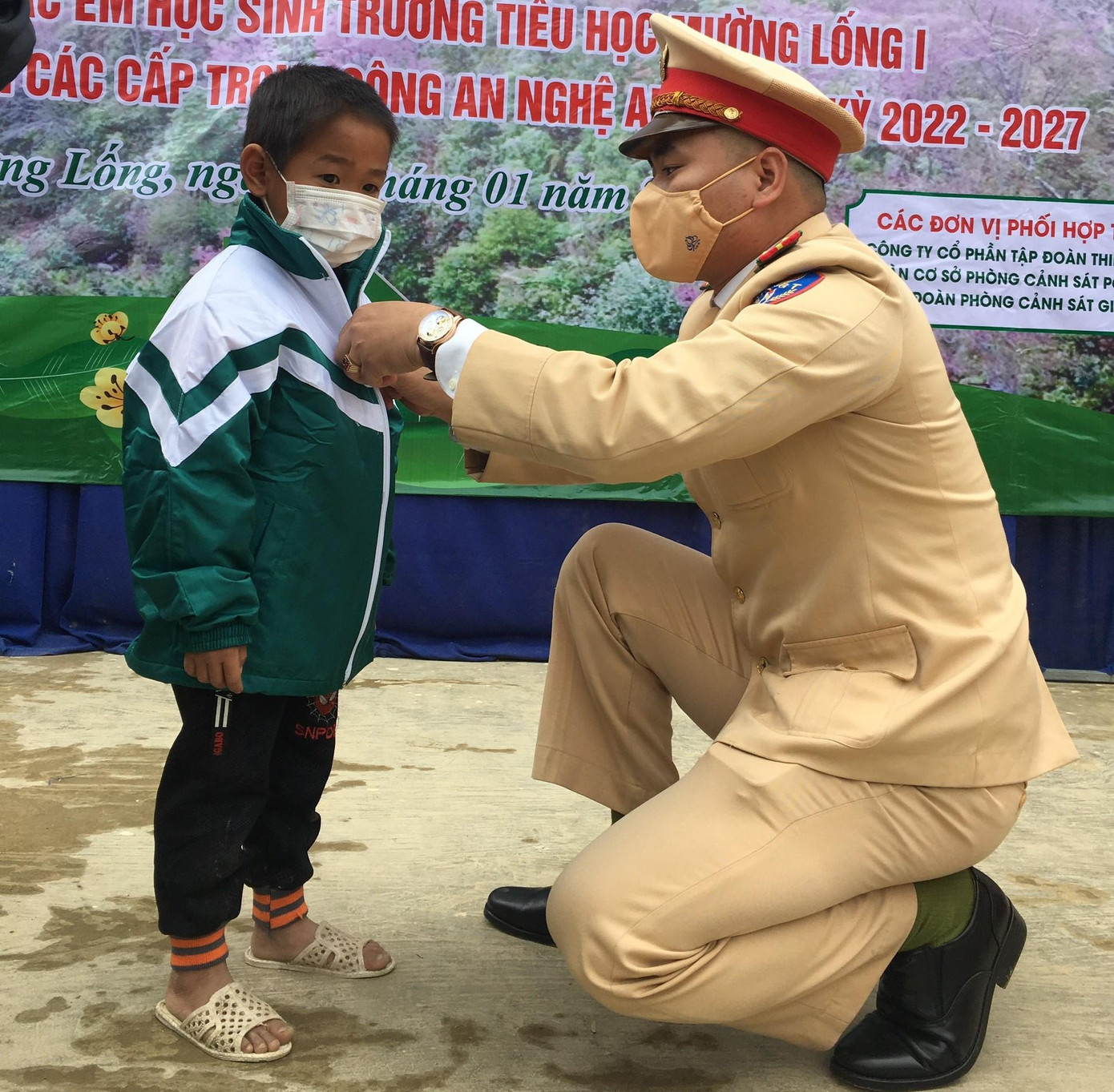 Ngoài ra, Đoàn cũng đã trao 125 chiếc áo ấm đồng phục học sinh, 46 chiếc chăn ấm cho các em học sinh có hoàn cảnh khó khăn.