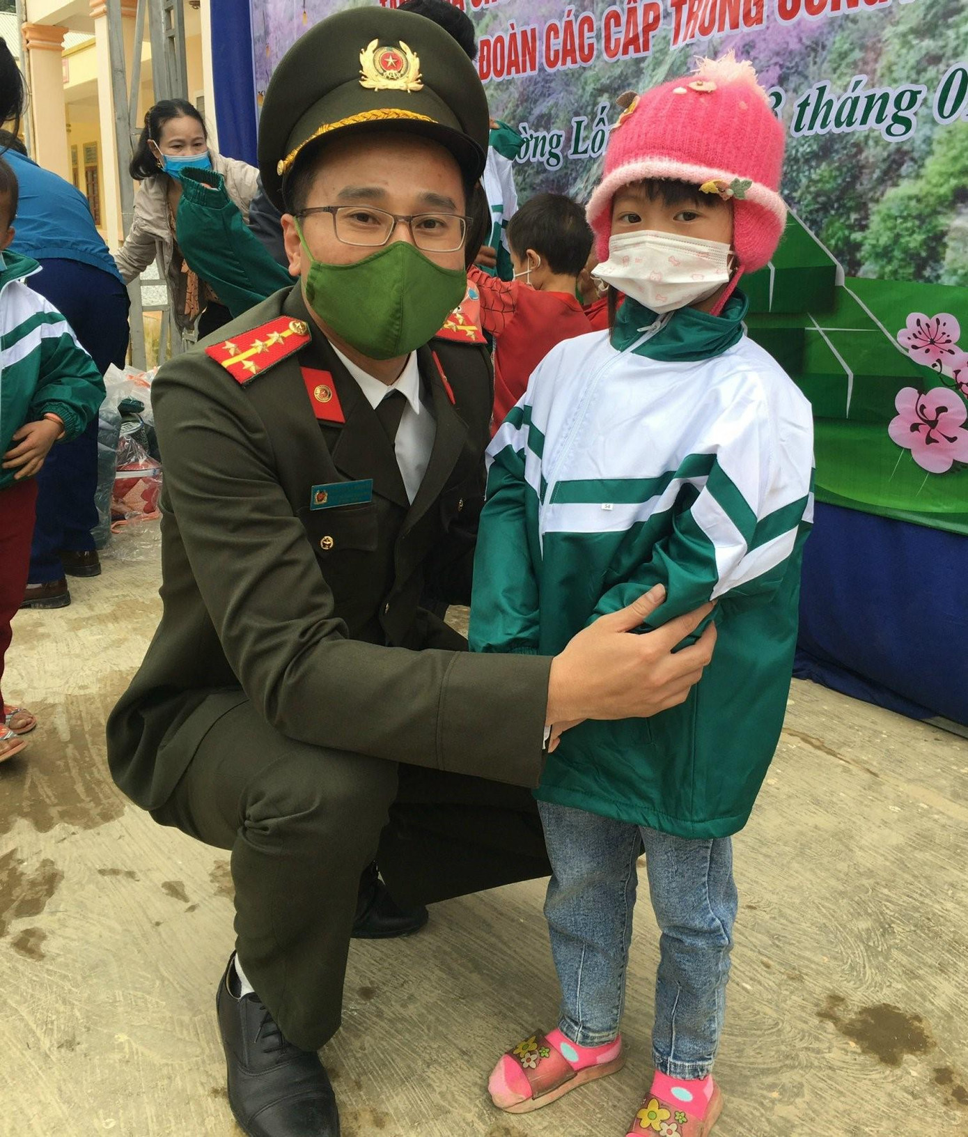 Tại chương trình, đoàn công tác đã trao tặng 2 máy nóng lạnh, 1 máy giặt, 2 máy lọc nước, 4 bộ bàn ghế ăn, 60 thùng mì tôm, 1000 chiếc khẩu trang vải 4 lớp cho Trường Tiểu học Mường Lống 1.