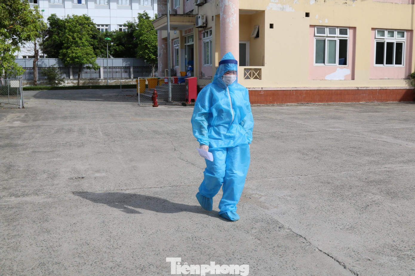 Giữa nắng nóng khắc nghiệt nhưng cán bộ nhân viên y tế Trung tâm bệnh nhiệt đới phải mặc đồ bảo hộ suốt quá trình làm việc. Mới đây, nữ điều dưỡng Đinh Thị Hòe (Khoa nhễm khuẩn tổng hợp) đã kiệt sức, ngã quỵ trong phòng thay đồ. Vì bình yên của xã hội, họ tiếp tục cống hiến, làm việc hết mình trong cuộc chiến đẩy lùi dịch bệnh.