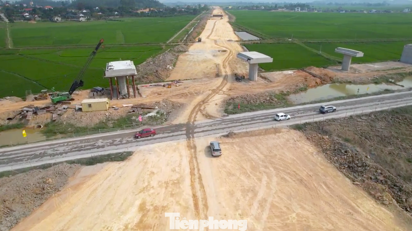 Cụ thể có 14 hộ gia đình liên quan. Hiện chính quyền địa phương đang chờ văn bản trả lời từ Bộ GTVT về phạm vi hành lang. Từ đó sẽ có cách giải quyết đối với 14 hộ gia đình ở xã Diễn Đoài này.