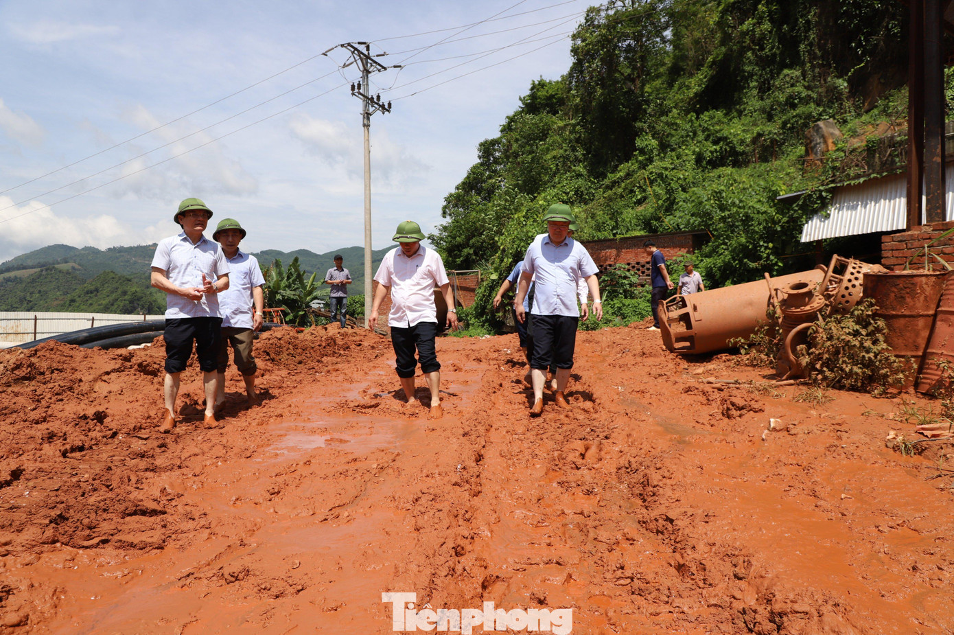 Chủ tịch UBND tỉnh Nghệ An Nguyễn Đức Trung kiểm tra trực tiếp tại khu vực mỏ quặng.