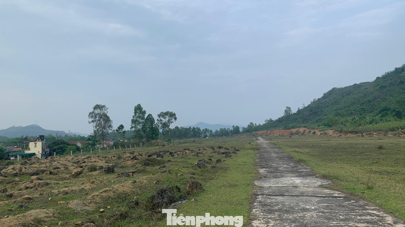 Cách đó không xa, khu tái định cư rộng hơn 4ha ở xã Quỳnh Trang cũng lâm vào hoàn cảnh tương tự. Theo kế hoạch, khu tái định cư này bố trí chỗ ở cho 66 hộ dân với diện tích từ 300 - 400m2 mỗi hộ.