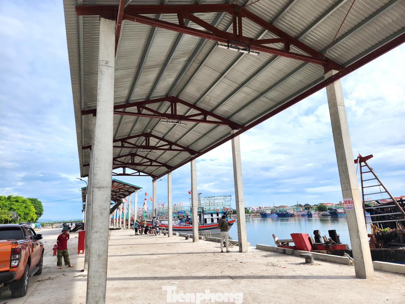 Cảng cá Lạch Quèn được đầu tư xây dựng mới với tổng mức 200 tỷ đồng gồm nhiều hạng mục. Cảng cá Lạch Quèn được đầu tư xây dựng mới với tổng mức 200 tỷ đồng gồm nhiều hạng mục.