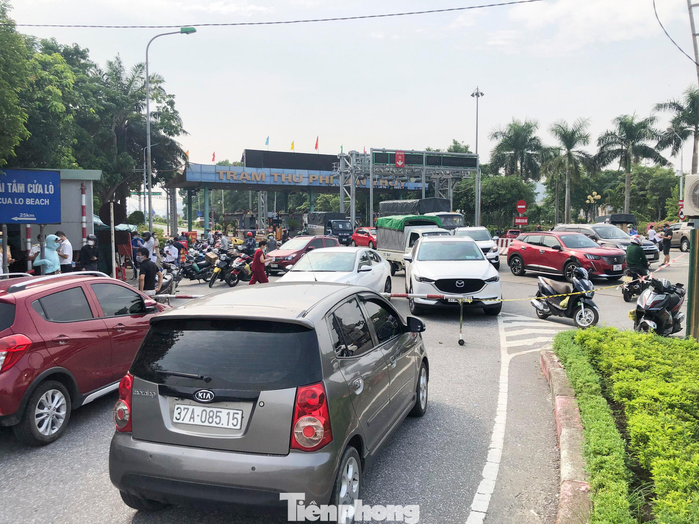 Tương tự, tại chốt kiểm soát Cầu Bến Thủy 1 tình trạng ách tắc cũng xảy ra. Các phương tiện giao thông từ Hà Tĩnh sang Nghệ An và ngược lại. Trước khi qua chốt, người dân phải khai báo y tế, xuất trình giấy xét nghiệm... Nhu cầu đi lại của người dân cao nên đến trưa 13/9, khung cảnh tấp nập vẫn diễn ra tại điểm chốt này. Tương tự, tại chốt kiểm soát Cầu Bến Thủy 1 tình trạng ách tắc cũng xảy ra. Các phương tiện giao thông từ Hà Tĩnh sang Nghệ An và ngược lại. Trước khi qua chốt, người dân phải khai báo y tế, xuất trình giấy xét nghiệm... Nhu cầu đi lại của người dân cao nên đến trưa 13/9, khung cảnh tấp nập vẫn diễn ra tại điểm chốt này.